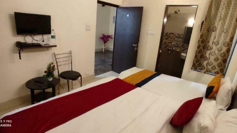 Pension (Hôtel basse catégorie) Sada Shiv Guest House ,similar To 3 Star Type, Near Kashi Vishwanath Temple And Dashashwamedh Ghat W