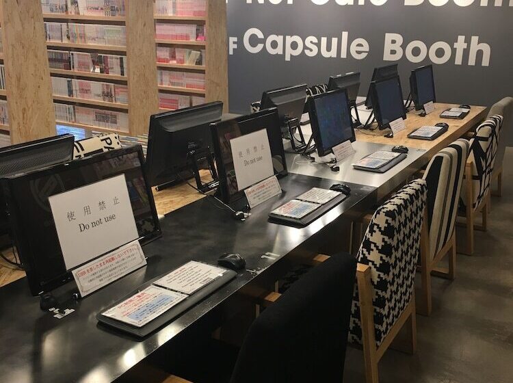 מלון כמוסות Booth Netcafe & Capsule