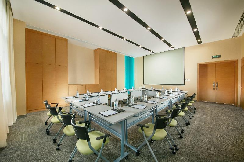 Holiday Inn Express Leshan City Square, An Ihg Hotel High Speed Rail And Leshan Giant Buddha