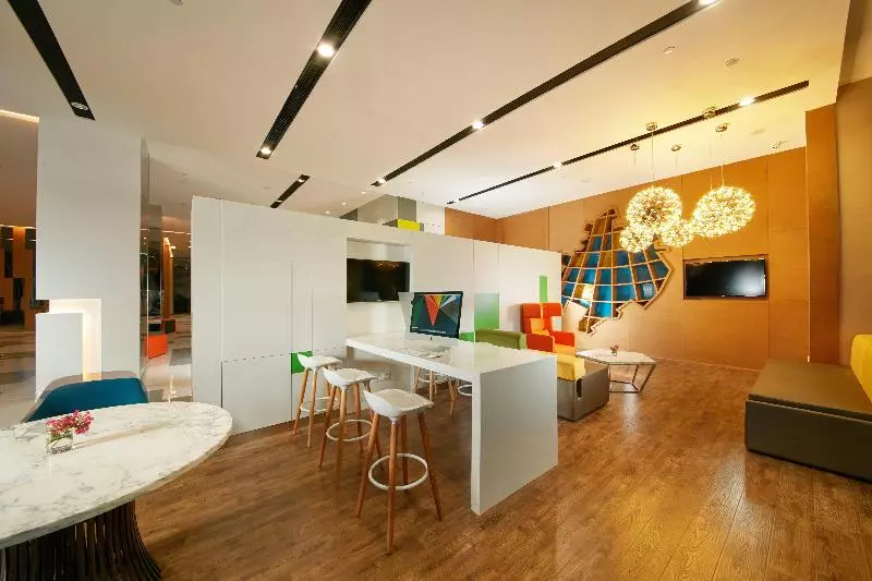 Holiday Inn Express Leshan City Square, An Ihg Hotel High Speed Rail And Leshan Giant Buddha