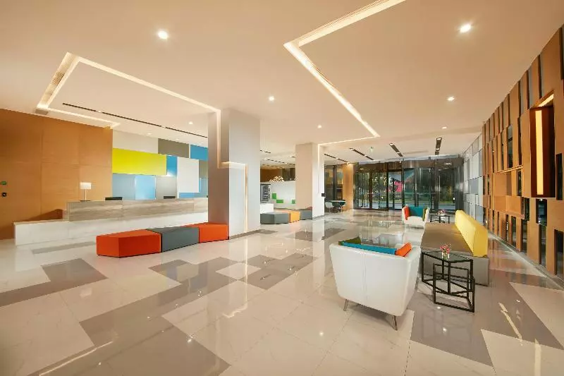Holiday Inn Express Leshan City Square, An Ihg Hotel High Speed Rail And Leshan Giant Buddha