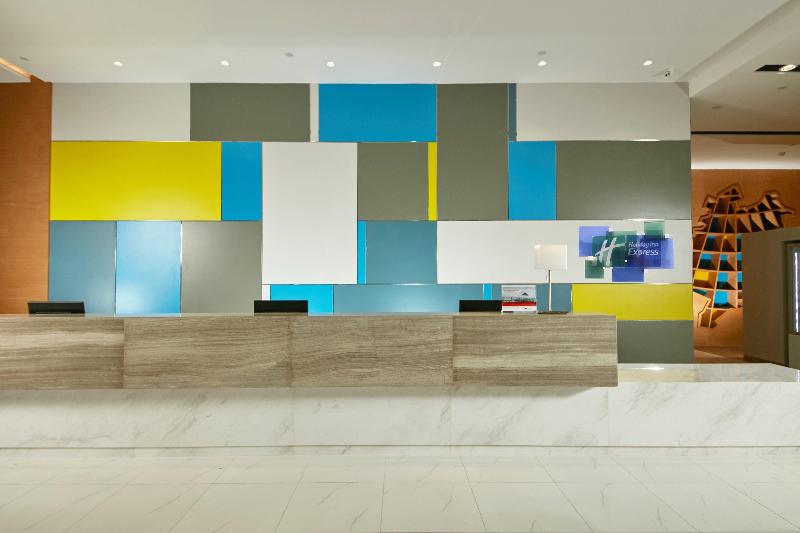 Holiday Inn Express Leshan City Square, An Ihg Hotel High Speed Rail And Leshan Giant Buddha