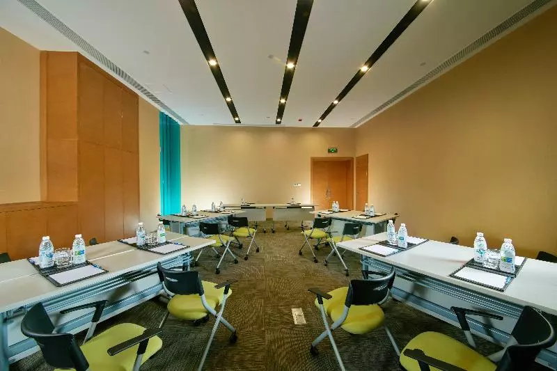 Holiday Inn Express Leshan City Square, An Ihg Hotel High Speed Rail And Leshan Giant Buddha