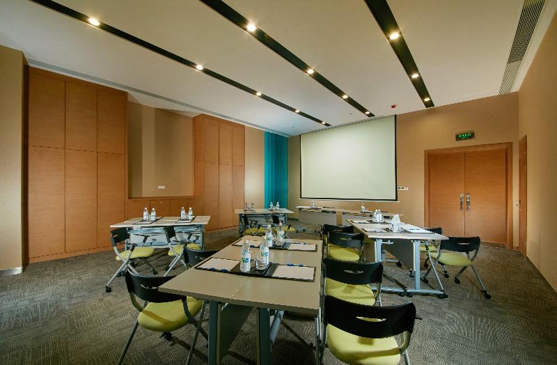 Holiday Inn Express Leshan City Square, An Ihg Hotel High Speed Rail And Leshan Giant Buddha