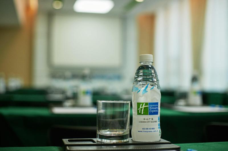 Holiday Inn Express Leshan City Square, An Ihg Hotel High Speed Rail And Leshan Giant Buddha