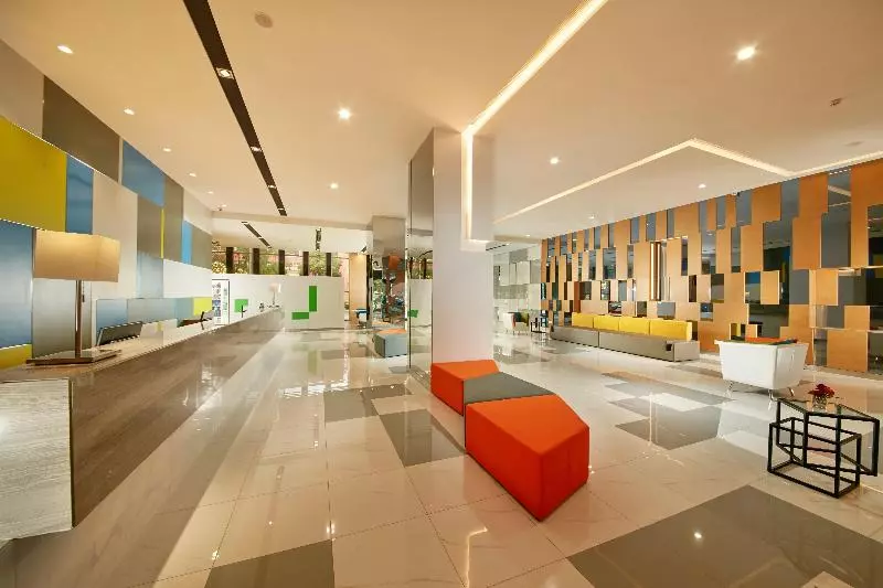 Holiday Inn Express Leshan City Square, An Ihg Hotel High Speed Rail And Leshan Giant Buddha