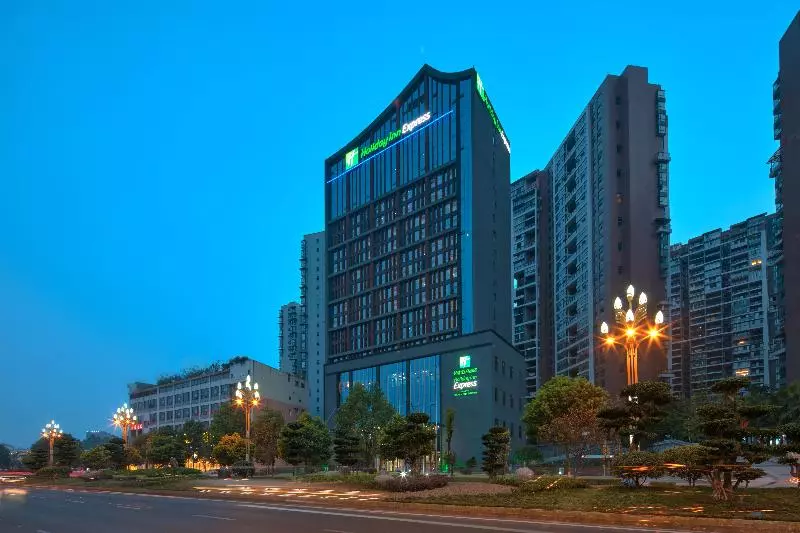 Holiday Inn Express Leshan City Square, An Ihg Hotel High Speed Rail And Leshan Giant Buddha