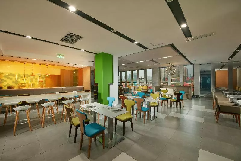 Holiday Inn Express Leshan City Square, An Ihg Hotel High Speed Rail And Leshan Giant Buddha