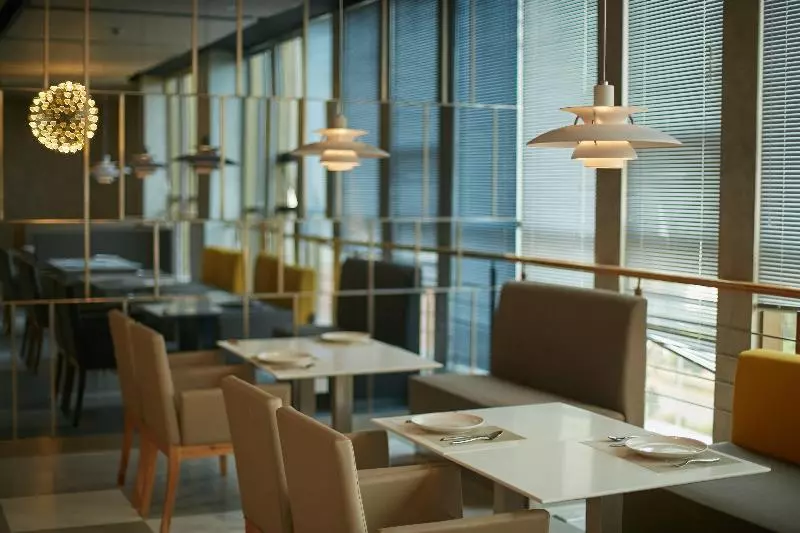 Holiday Inn Express Leshan City Square, An Ihg Hotel High Speed Rail And Leshan Giant Buddha