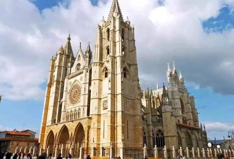 هتل Real Colegiata San Isidoro