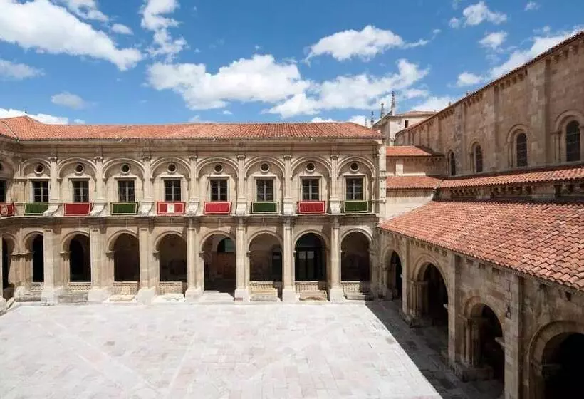 هتل Real Colegiata San Isidoro