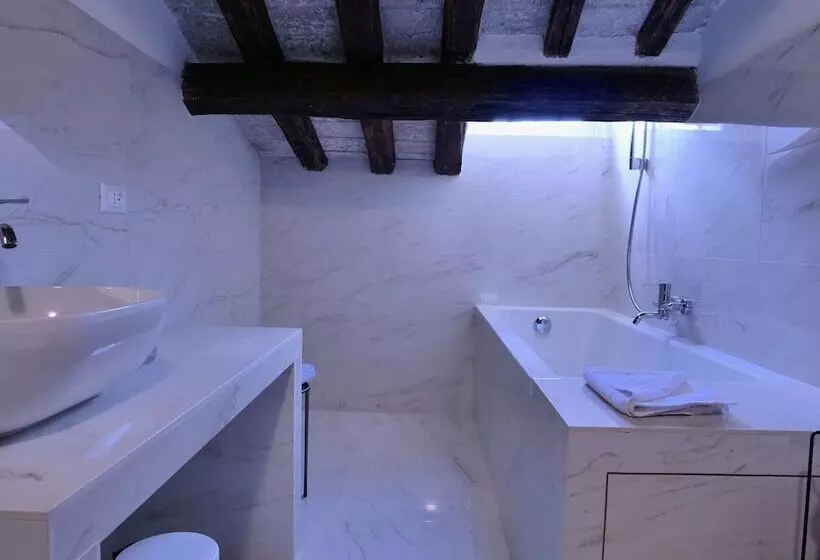 تختخواب و صبحانه Helmirage Suite Via Del Corso