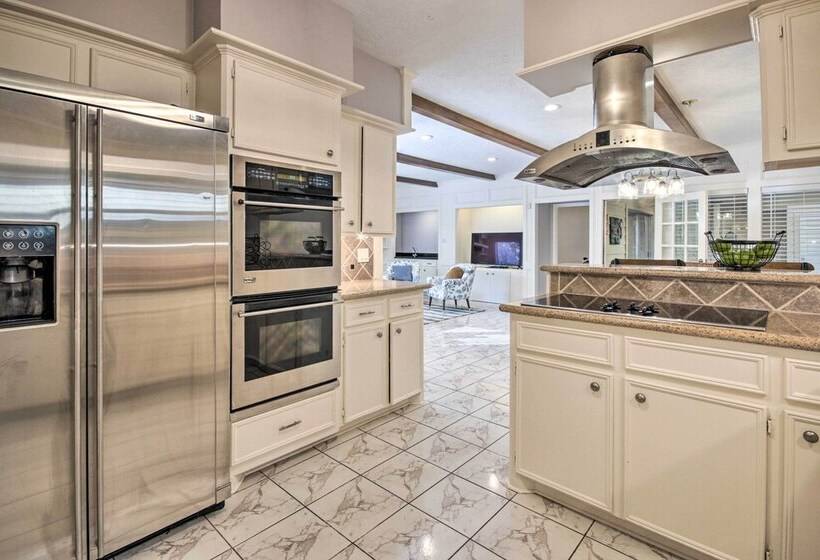 Quiet West Houston Home W/ Patio, Walk To Shops!