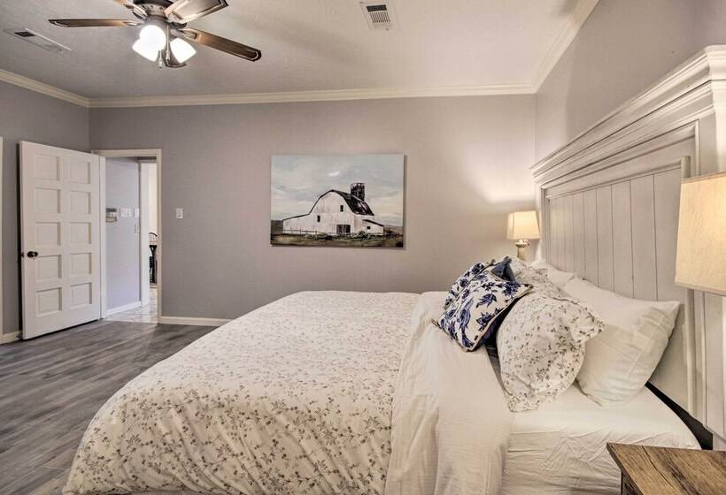 Quiet West Houston Home W/ Patio, Walk To Shops!