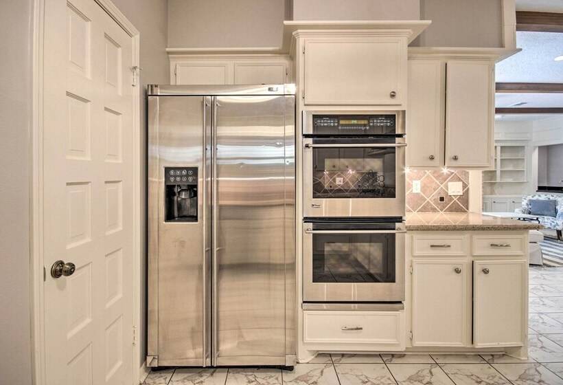 Quiet West Houston Home W/ Patio, Walk To Shops!