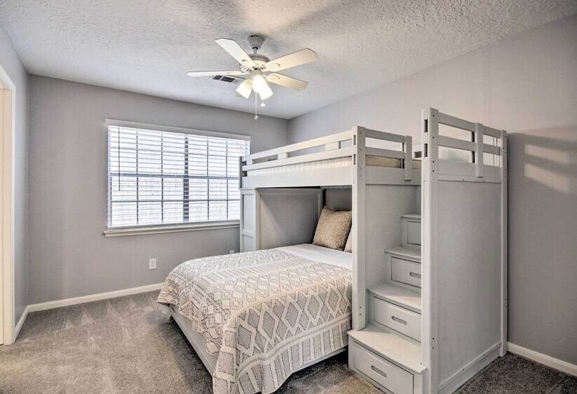 Quiet West Houston Home W/ Patio, Walk To Shops!