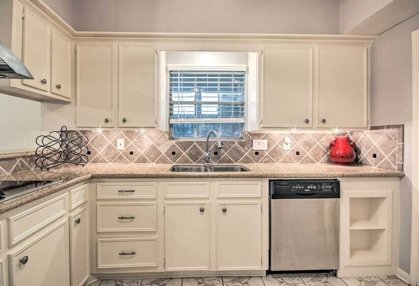 Quiet West Houston Home W/ Patio, Walk To Shops!