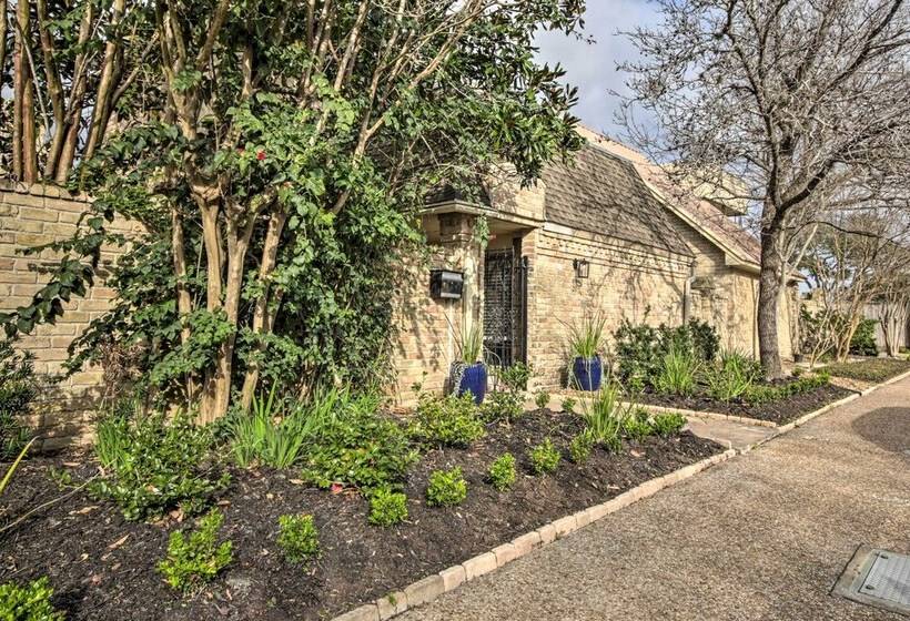 Quiet West Houston Home W/ Patio, Walk To Shops!