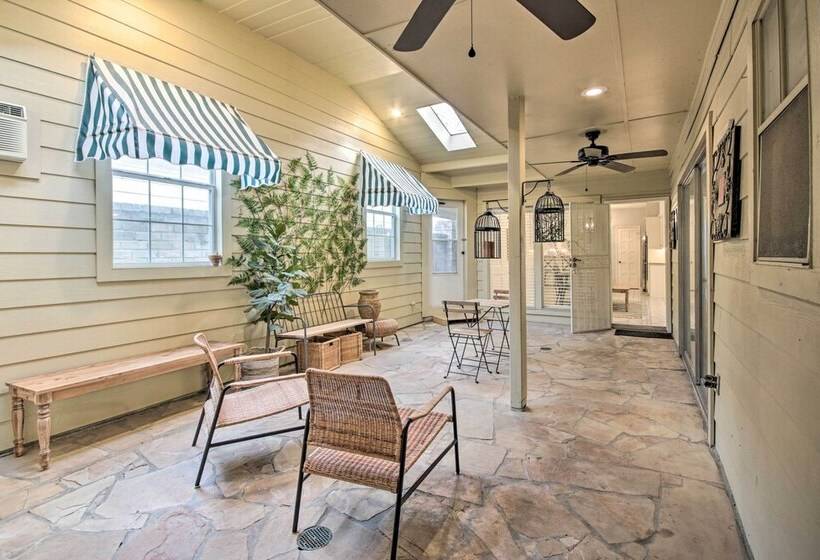 Quiet West Houston Home W/ Patio, Walk To Shops!