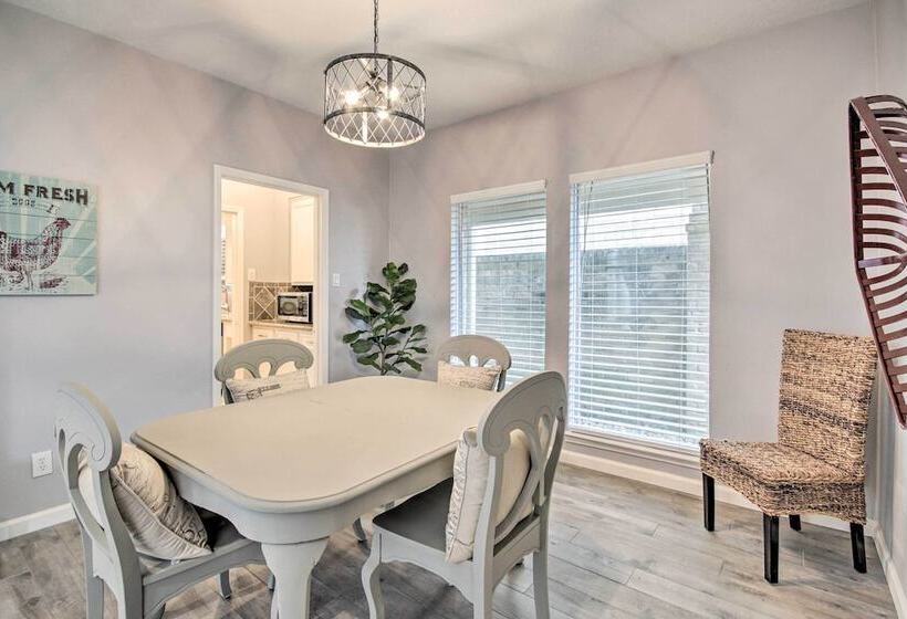 Quiet West Houston Home W/ Patio, Walk To Shops!