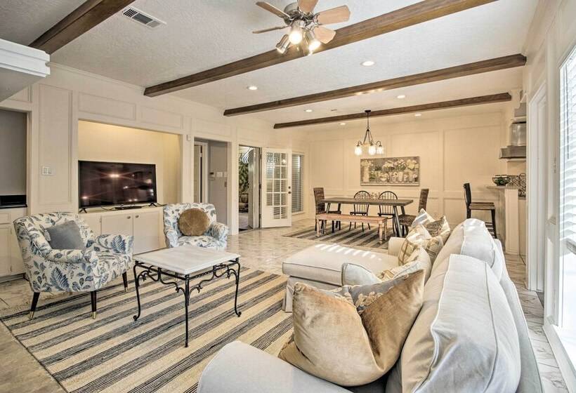 Quiet West Houston Home W/ Patio, Walk To Shops!