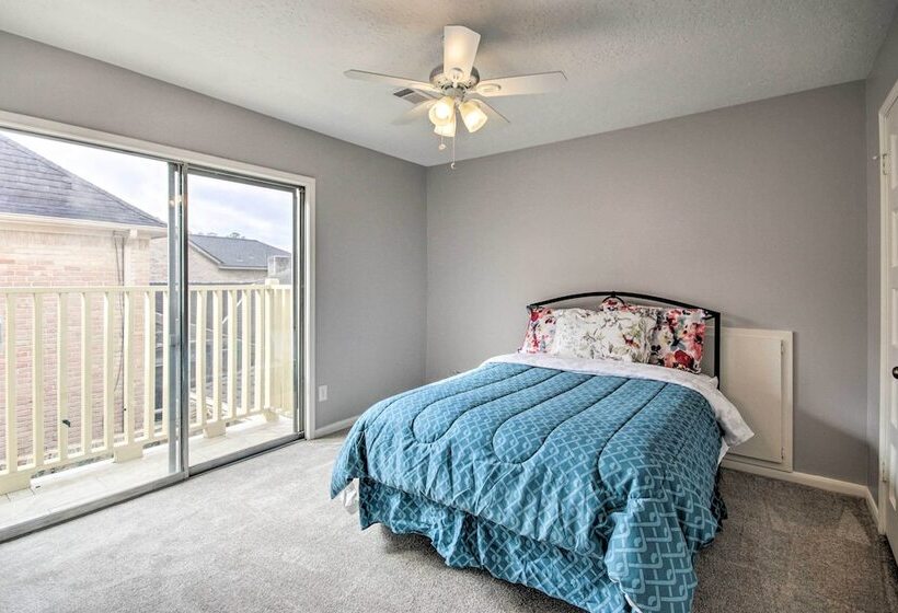 Quiet West Houston Home W/ Patio, Walk To Shops!