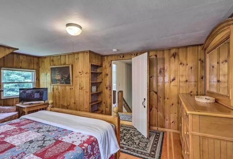 Franconia Escape On Half Acre W/ Fire Pit & Deck!