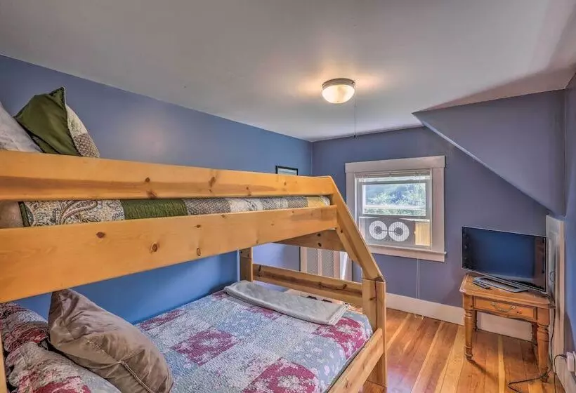 Franconia Escape On Half Acre W/ Fire Pit & Deck!