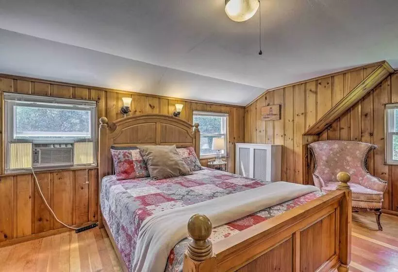 Franconia Escape On Half Acre W/ Fire Pit & Deck!