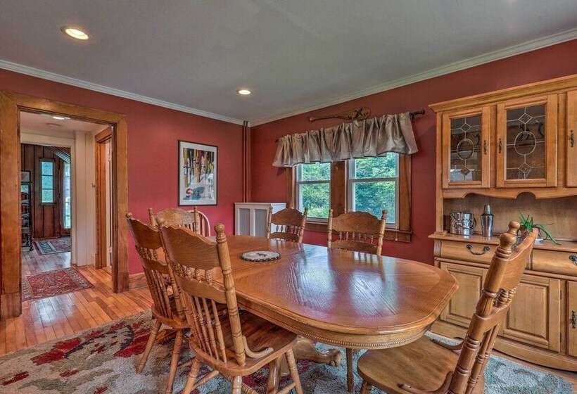 Franconia Escape On Half Acre W/ Fire Pit & Deck!