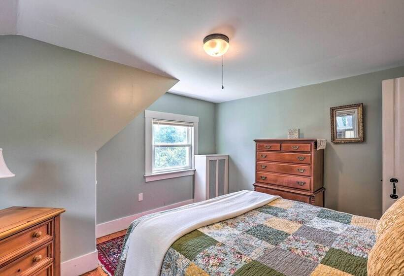 Franconia Escape On Half Acre W/ Fire Pit & Deck!