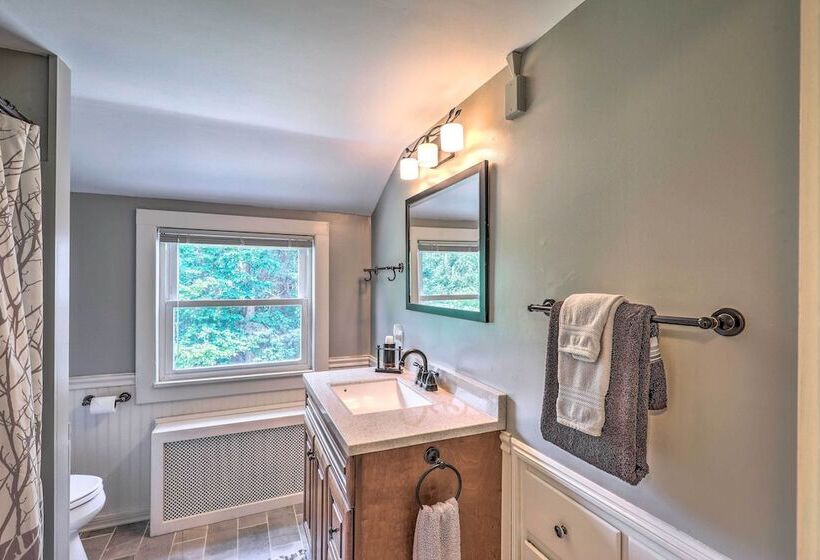 Franconia Escape On Half Acre W/ Fire Pit & Deck!