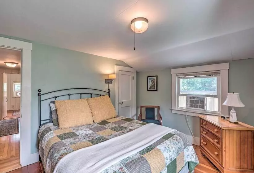 Franconia Escape On Half Acre W/ Fire Pit & Deck!