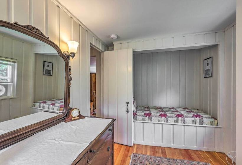 Franconia Escape On Half Acre W/ Fire Pit & Deck!