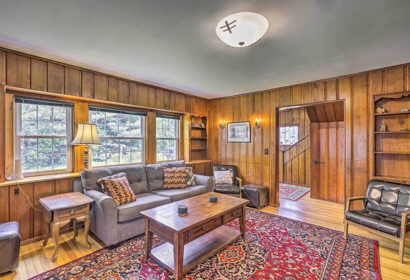 Franconia Escape On Half Acre W/ Fire Pit & Deck!