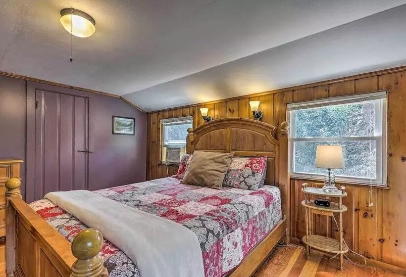 Franconia Escape On Half Acre W/ Fire Pit & Deck!