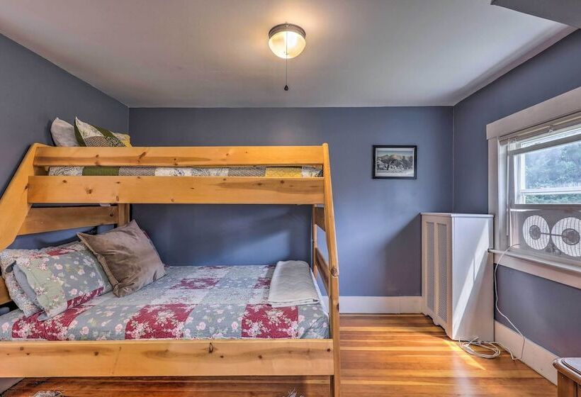 Franconia Escape On Half Acre W/ Fire Pit & Deck!