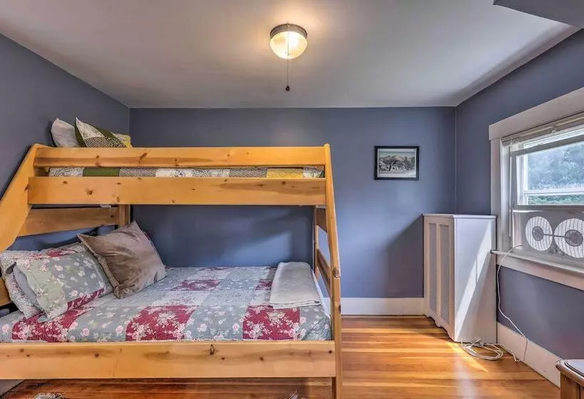 Franconia Escape On Half Acre W/ Fire Pit & Deck!