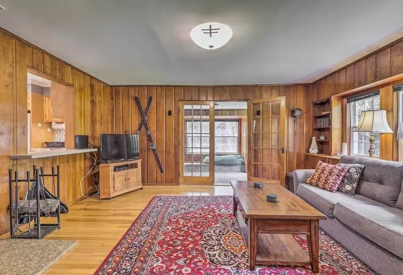 Franconia Escape On Half Acre W/ Fire Pit & Deck!