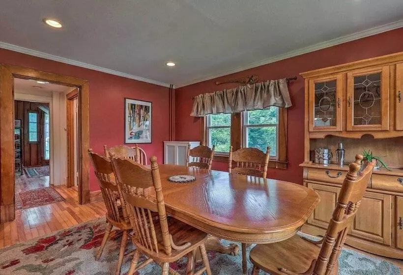 Franconia Escape On Half Acre W/ Fire Pit & Deck!