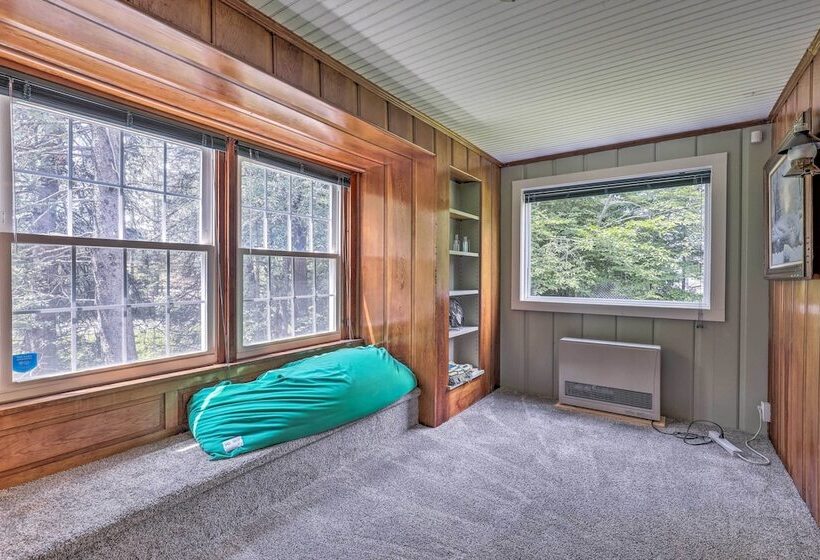 Franconia Escape On Half Acre W/ Fire Pit & Deck!