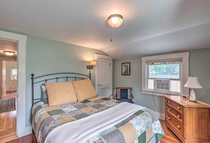 Franconia Escape On Half Acre W/ Fire Pit & Deck!