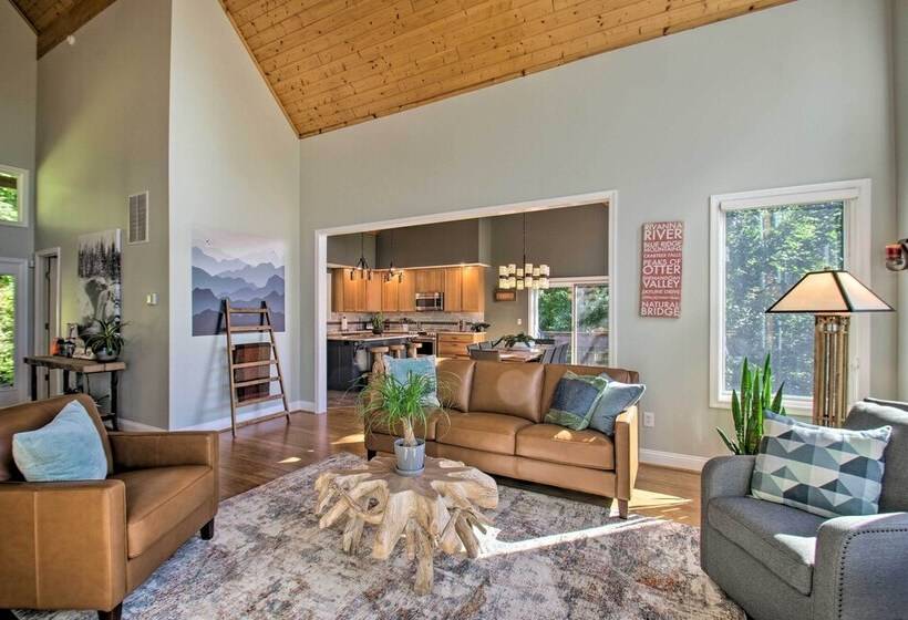 Grand Chalet W/ Hot Tub   Near Wintergreen Resort