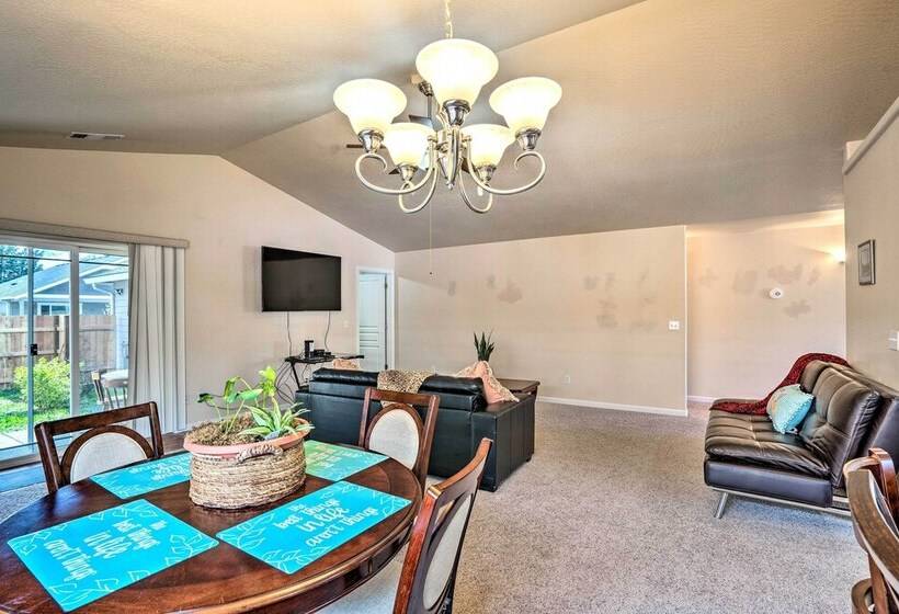 Grants Pass Home: 1 Mi To Downtown & Rogue River!