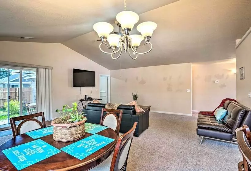 Grants Pass Home: 1 Mi To Downtown & Rogue River!