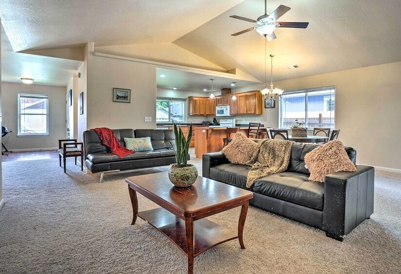 Grants Pass Home: 1 Mi To Downtown & Rogue River!