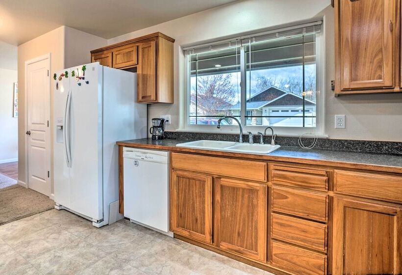 Grants Pass Home: 1 Mi To Downtown & Rogue River!