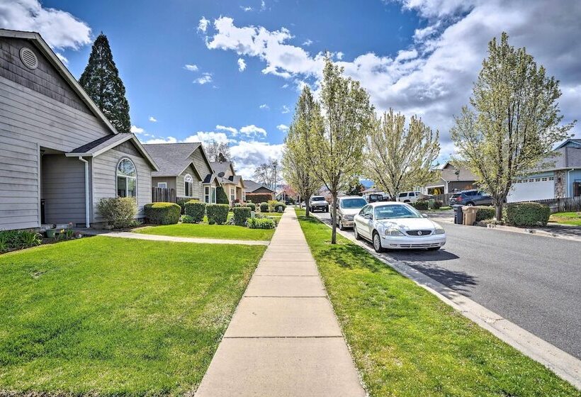 Grants Pass Home: 1 Mi To Downtown & Rogue River!