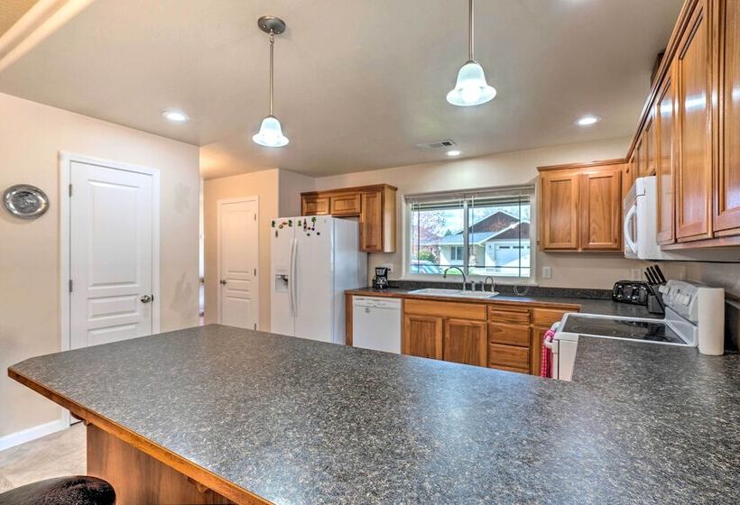 Grants Pass Home: 1 Mi To Downtown & Rogue River!