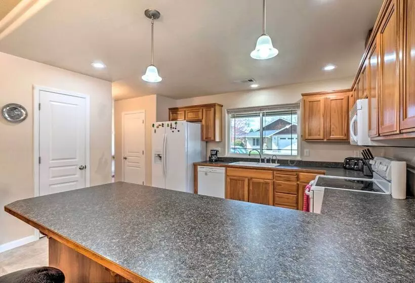 Grants Pass Home: 1 Mi To Downtown & Rogue River!